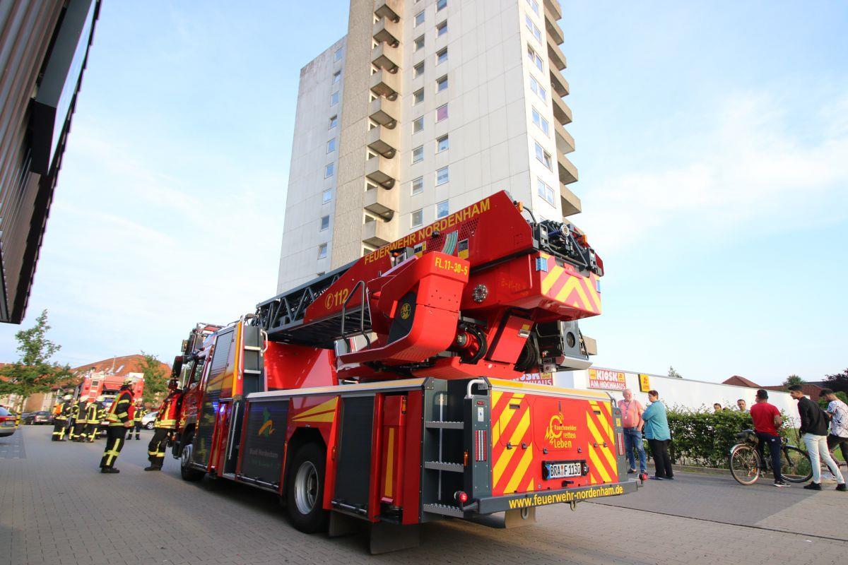 Feuer im Hochhaus in Nordenham Im Hochhaus am Mittelweg in Nordenham hat es am Freitagabend gebrannt.