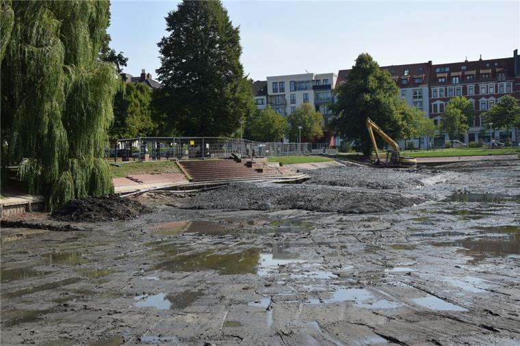 Holzhafen in Geestemünde: Schlamm trocknet am Beckenrand Im Holzhafen von Geestemünde soll jetzt erstmal das Wasser aus dem Schlamm ablaufen.