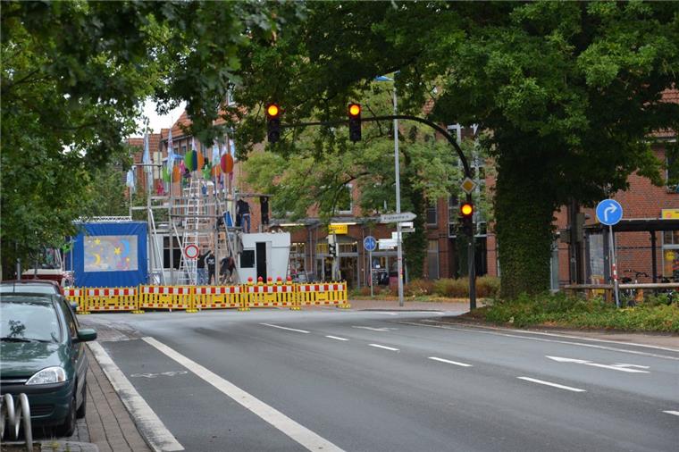 Im Innenstadtbereich in Zeven ist die Poststraße zwischen der Kreuzung Labesstraße/Bäckerstraße und Kivinanstraße bereits gesperrt.
