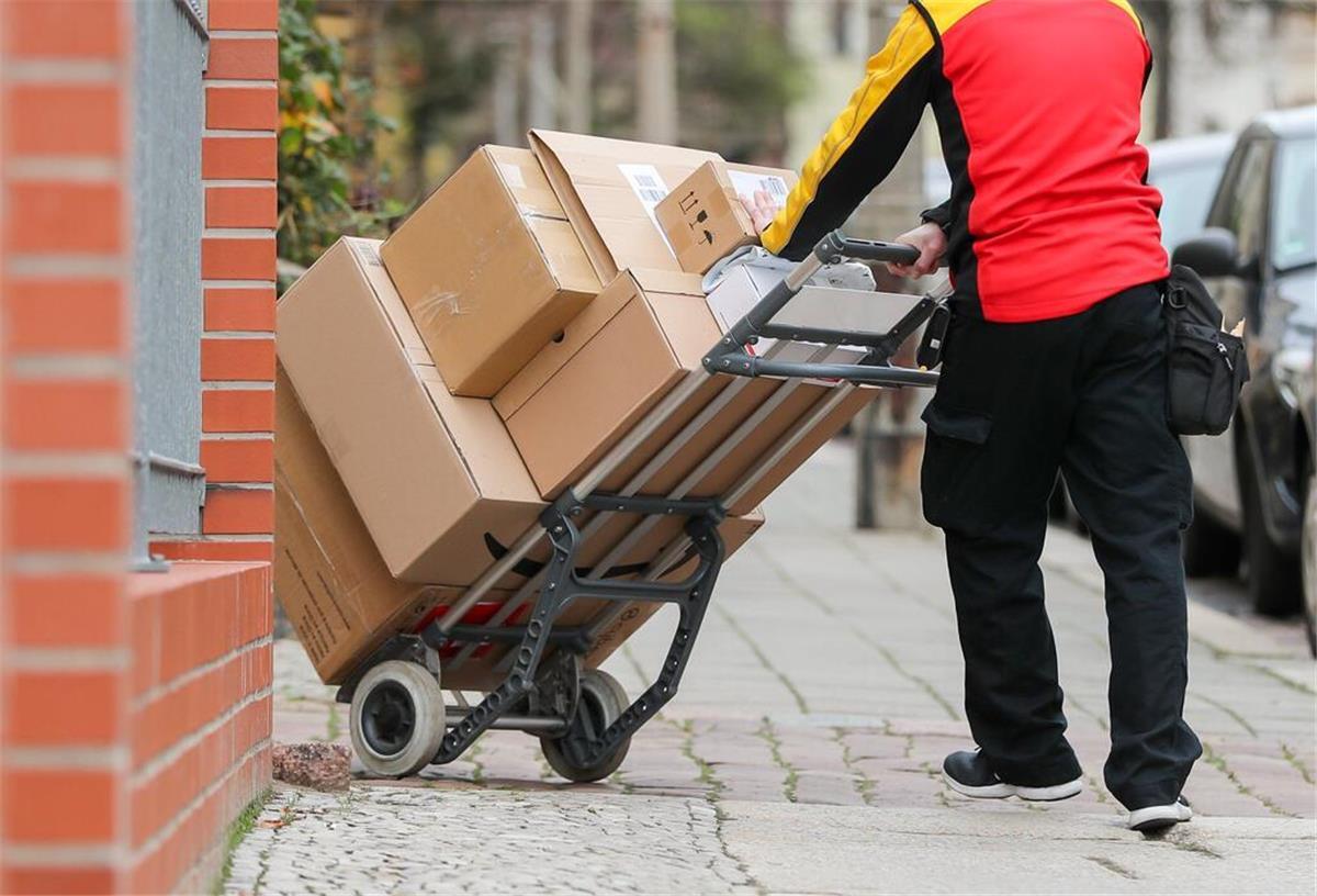 FedEx pinkelt, DHL faltet kreativ: Zehn heftige Paketzusteller-Fails Im Internet häufen sich die Beschwerden über verantwortungslose Paketboten.