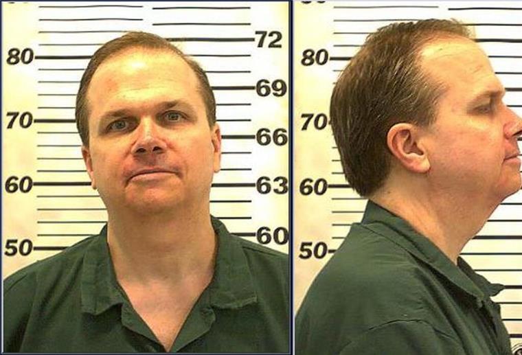 Geschoss aus Waffe von Lennon-Attentäter wird versteigert Im Jahr 1980 hat Mark Chapman John Lennon erschossen. Der Attentäter sitzt lebenslang in Haft.