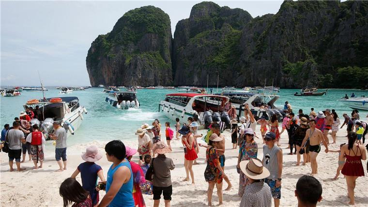 Der White-Lotus-Effekt: „Set-Jetter“ als Segen oder Fluch? Im Jahr 2000 löste bereits der Film „The Beach“ von Danny Boyle einen Touristenansturm aus. Opfer war die „Maya Bay“ auf Phi Phi Island. (Archivbild)