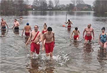 Im Jahr 2020 hatte das Wasser des Sievener Sees beim Anbaden eine Temperatur von vier Grad.