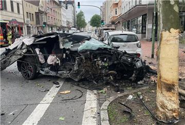 Ein Auto steht nach einem Verkehrsunfall völlig zerstört vor einem Baum auf einer Straße in Bremerhaven.