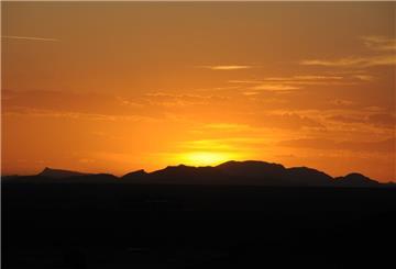 PRODUKTION - 23.09.2024, Marokko, ---: Wenn die Sonne untergeht, wird es kalt in der Sahara. (zu dpa: «Rote Sonnenuntergänge und kalte Nächte») Foto: Finn Huwald/dpa - ACHTUNG: Honorarfrei nur für Bezieher des Dienstes dpa-Nachrichten für Kinder - Honorarfrei nur für Bezieher des Dienstes dpa-Nachrichten für Kinder +++ dpa-Nachrichten für Kinder +++