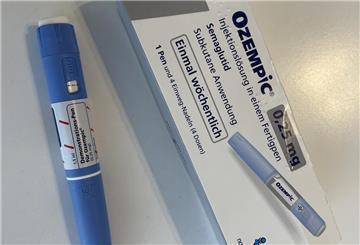 Im Juli 2023 kam das Produkt Wegovy von der dänischen Firma Novo Nordisk auf den deutschen Markt. Der Wirkstoff ist ebenfalls Semaglutid, aber in höherer Dosierung.