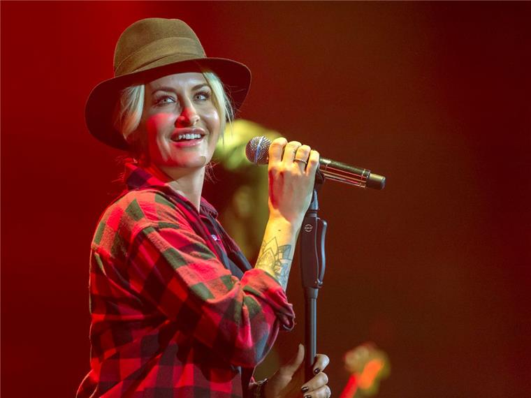 Im Juli ist der Auftritt von Sarah Connor ein Highlight auf der Open-Air-Bühne der Stadthalle. Am 28. Juli macht sie im Rahmen ihrer Tour zum Album "Muttersprache" Halt in Bremerhaven.