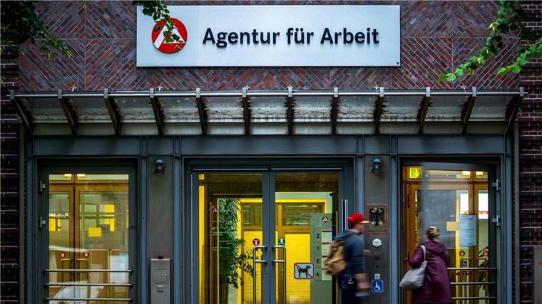 Zahl der Arbeitslosen in Bremen leicht gestiegen Im Juli ist die Zahl der Arbeitslosen im Vergleich zum Vormonat, wie saisonal üblich, leicht angestiegen.
