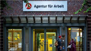 Im Juli ist die Zahl der Arbeitslosen im Vergleich zum Vormonat, wie saisonal üblich, leicht angestiegen.
