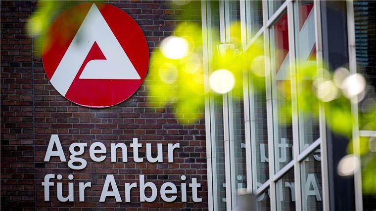 Im Juli ist die Zahl der Arbeitslosen im Vergleich zum Vormonat, wie saisonal üblich, leicht angewachsen.