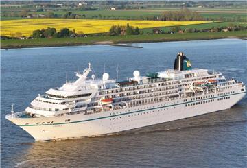 Die Amadea fährt übers Wasser. Das Traumschiff macht im Juni in Bremerhaven fest.