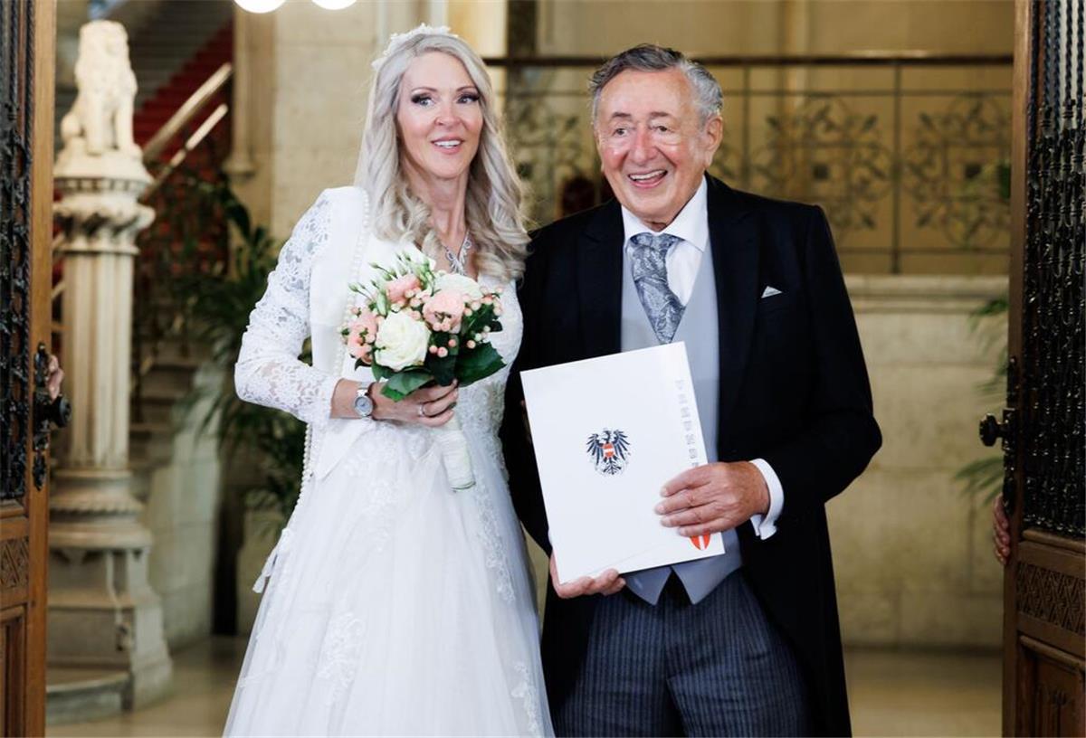 Richard Lugner ist tot: Die Schlagzeile als Lebenselixier Im Juni wagte r  Richard Lugner in sechstes Mal den Schritt in die Ehe und heiratete Simone Reiländer. (Archivbild)