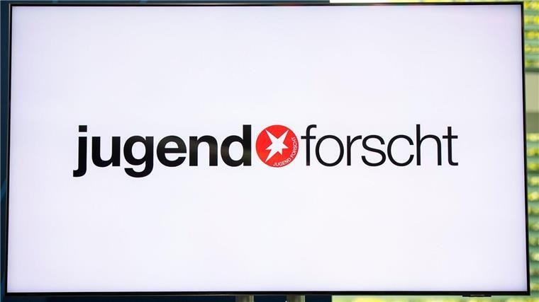 Bundesfinale von „Jugend forscht“: Junge Talente messen sich Im Kanzleramt wird auf einem Bildschirm das Logo des Wettbewerbs „Jugend forscht“ angezeigt.