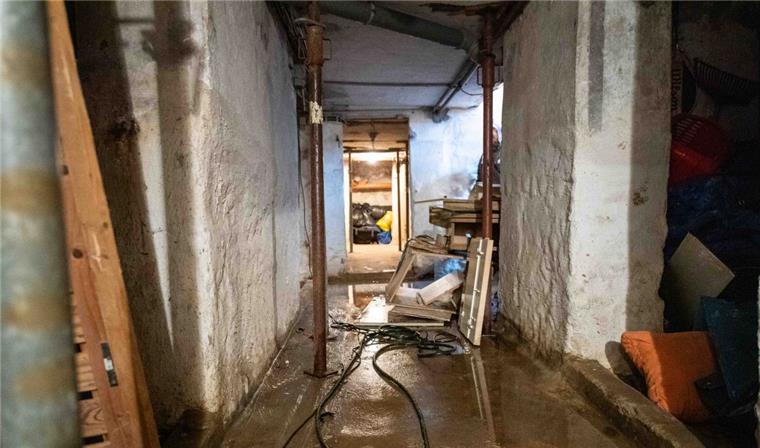 Im Keller des Hauses in der Heinrichstraße 36 in Lehe steht Wasser.