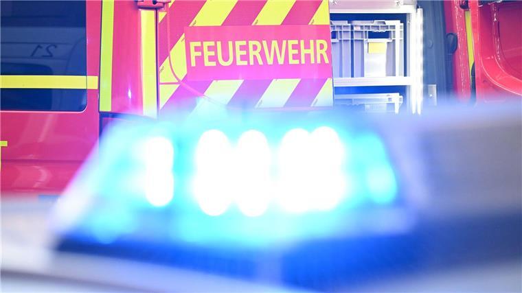 Fünf Verletzte bei Kellerbrand Im Keller eines Mehrfamilienhauses brennt es, vier Menschen werden per Drehleiter gerettet - es gibt fünf Verletzte. (Symbolbild)