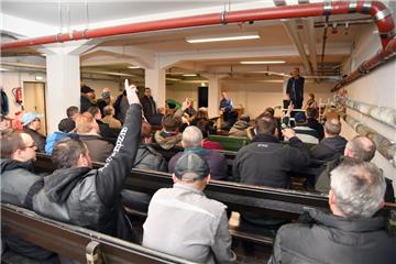 Im Keller vom Stadthaus 5 werden Wertsachen aus dem Fundbüro und der Aservatenkammer versteigert.