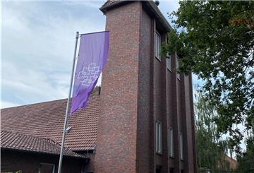 Im Kirchturm der Nordenhamer Martin-Luther-Kirche hängen drei Glocken, die ein Motor zum Läuten bringt. 
