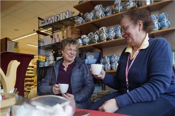 Im kleinen Tante-Emma-Laden in Eckwarden trifft sich das halbe Dorf zum Klönschnack. Elke Abram (links) und Inge Büsing schauen regelmäßig auf eine Tasse Kaffee vorbei.