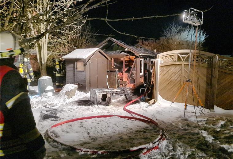 Im Kleingartenverein Naturglück an der Bahnhofstraße wurde eine Laube durch einen Brand zerstört.