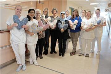 Im Klinikum Bremerhaven- Reinkenheide freuten sich die Mitarbeiterinnen über die Herzkissen, die der interkulturelle Nähtreff aus Brake fertigte. 