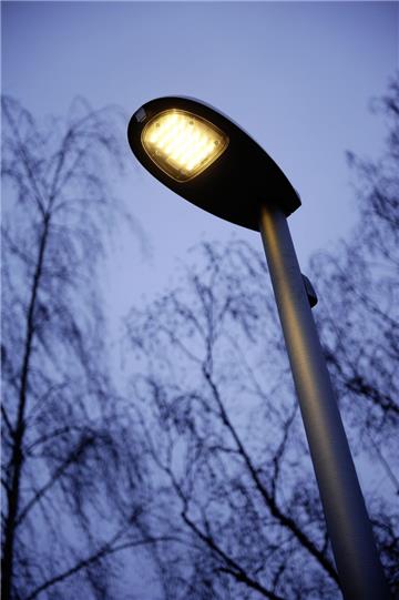 Im kommenden Jahr ist stadtweit die Erneuerung von 855 Straßenleuchten geplant. Damit soll bei geringerem Stromverbrauch mehr Licht auf Straßen und Fußwege gebracht werden. Auf Bild ein Typ der neuen Straßenlaternen.