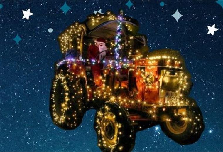 Weihnachtstrecker rollen nach Brake Im Konvoi fahren am Samstagabend die Weihnachtstrecker vor.
