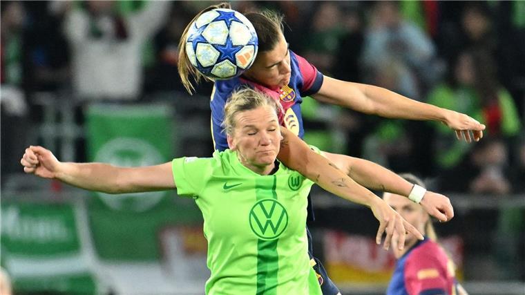 1:4 gegen Barcelona: Wolfsburg vor Champions-League-Aus Im Kopfballduell: Wolfsburgs Alexandra Popp (unten) und Barcelonas Patri Guijarro.