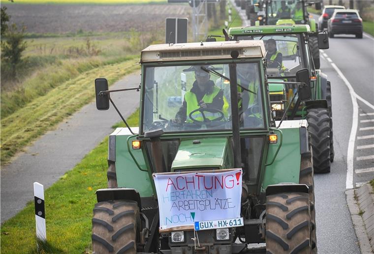 Im Korso durch das Cuxland: Hunderte Bauern demonstrierten im Herbst 2019 gegen die Agrarpolitik der Bundesregierung. "Land schafft Verbindung" hatte den Protest organisiert.