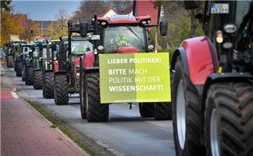 Im Korso durch das Cuxland: Hunderte von Bauern protestierten am Dienstag in drei Treckerkonvois gegen die Agrarpolitik der Bundesregierung.