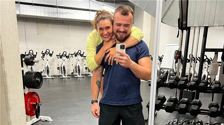 Im Kraftraum der Eishalle arbeiten Leon und Elena Lilik an ihrer Fitness, wenn die Olympionikin in Bremerhaven zu Gast ist.