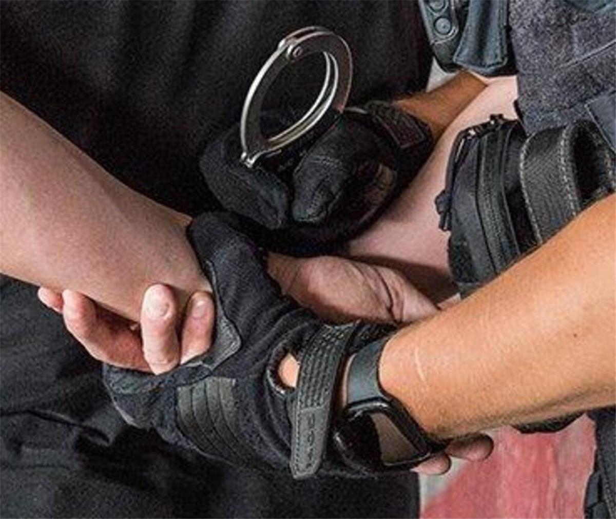 Eine Person wird verhaftet. Handschnellen sind zu sehen. Im Kreis Cuxhaven wurde eine Gebäudereinigerin bei einer Kontrolle festgenommen. Ihr drohten 30 Tage Haft oder eine Geldstrafe wegen eines Haftbefehls.