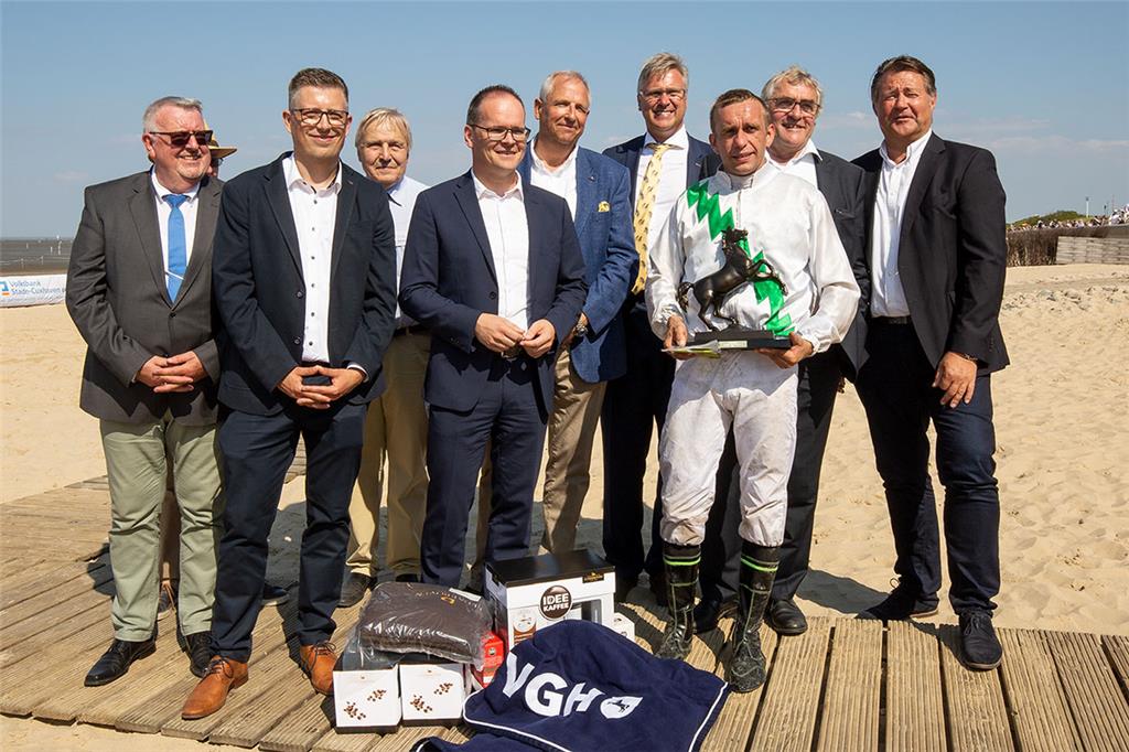Im Kreis der Sponsoren freut sich Ronny Bonk über den Sieg beim Rennen um den Pr...
