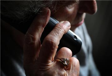 Frau mit schnurlosem Telefon