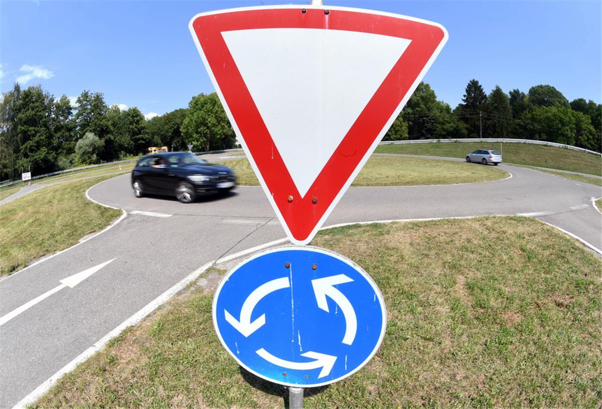 Kreisverkehr: Wer haftet bei Kollision? Kreisverkehr