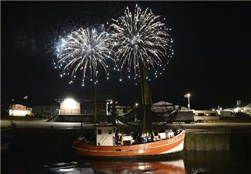 Im Kutterhafen von Dorum erleuchtete ein Feuerwerk den Himmel