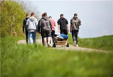 Im ländlichen Raum gibt es für Jugendliche meist nur ein sehr begrenztes Freizeitangebot. Deshalb müssen sie kreativ werden, sich draußen treffen. Der Wunsch nach mehr ist aber da.