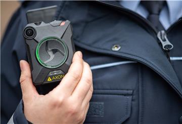 Im Land Bremen dürfen Polizisten künftig Bodycams auch in Gaststätten und Wohnungen anschalten. Das ist eine der wenigen unumstrittenen Änderungen im neuen Polizeigesetz.