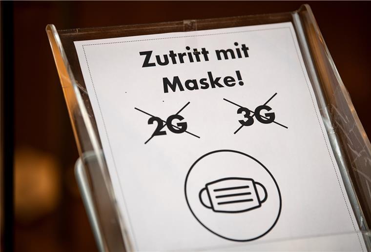 Ein Schild vor einem Geschäft in der Innenstadt informiert über die Eintrittsregeln.