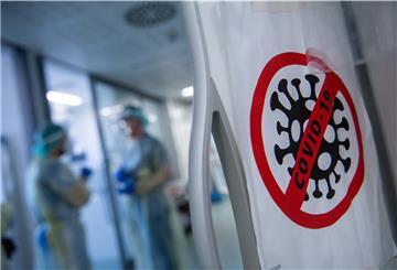 Ein Symbol auf der Intensivstation für Corona-Patienten am Sana Klinikum Offenbach weist auf den Covid-Bereich hin.