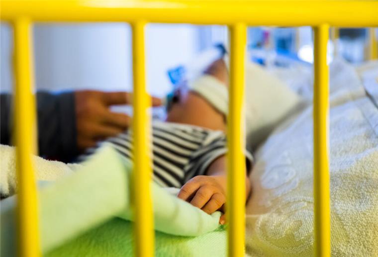 Immer mehr Babys mit schweren Atemwegserkrankungen im Krankenhaus Vater Ziyad Salem betreut seinen achteinhalb Monate alten Sohn Omran Salem, der mit einem Atemwegsinfekt auf der Intensivstation der Kinderklinik des St. Joseph-Krankenhauses liegt und non-invasiv beatmet wird (CPAP-Beatmung).