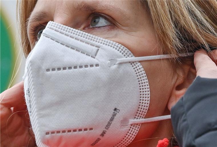 Im Land Bremen wird es ab dem 2. April nur noch wenige Corona-Maßnahmen geben. Eine Maskenpflicht besteht dann unter anderen nur noch in Bussen, Praxen, Kliniken und Pflegeeinrichtungen. Foto: Pleul/dpa