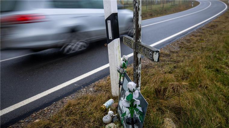 Autos stoßen beim Überholen aneinander - Fahrer stirbt Im Landkreis Celle ist ein tödlicher Unfall passiert. (Symbolbild)