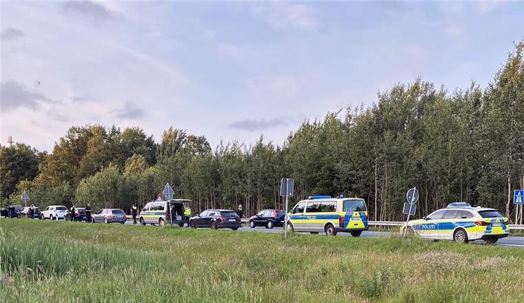 Im Landkreis Cuxhaven führte die Polizei umfangreiche Verkehrskontrollen durch. Acht Fahrten unter Alkohol- oder Drogeneinfluss wurden dabei aufgedeckt. Das Foto stammt von einer Kontrollstelle an der Anschlussstelle Wulsdorf der A27, von der B71 kommend.