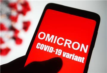 Auf dem Bildschirm eines Smartphones ist der Text «Omicron COVID-19-variant» zu lesen. 