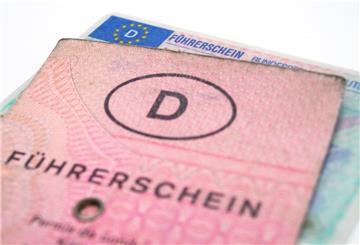 Im Laufe der nächsten Jahre müssen fast alle Führerscheine getauscht werden: Für den grauen "Lappen" oder den rosa Ausweis gibt es dann eine scheckkartengroße Lizenz.
