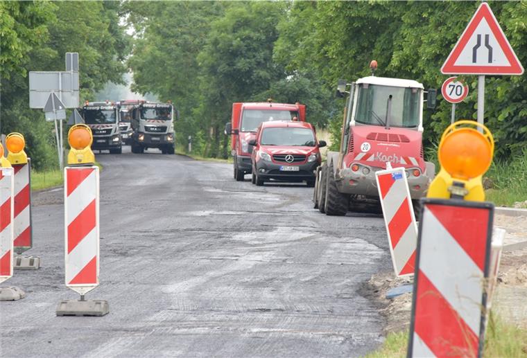 Im Laufe des Donnerstags sollen die Arbeiten an der Landesstraße 859 ihren Abschluss finden.