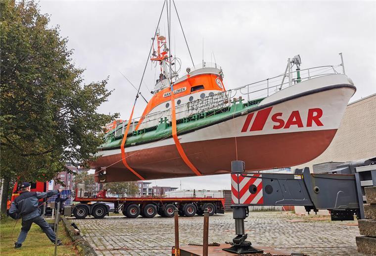 Kran hebt Rettungskreuzer „Hans Lüken“ in die Luft Im Laufe von Sanierungsarbeiten wechselte die "Hans Lüken" den Standort: Ein Kran hob das 35 Tonnen schwere und 19 Meter lange Schiff in die Luft.