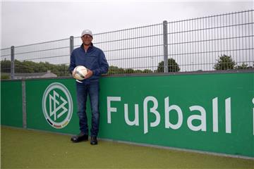 Im Leben von Andreas Peutrich dreht sich alles um den Fußball. Nach einem schweren Autounfall hätte er nie geglaubt, dass er einmal wieder dem runden Leder hinterherlaufen kann. Mittlerweile trainiert er regelmäßig mit den Ü70-Kickern vom FC Sparta.