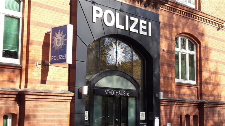 Im Leher Stadtpark, nahe des Polizeireviers, ist am Montagmorgen ein 29-Jähriger überfallen worden.
