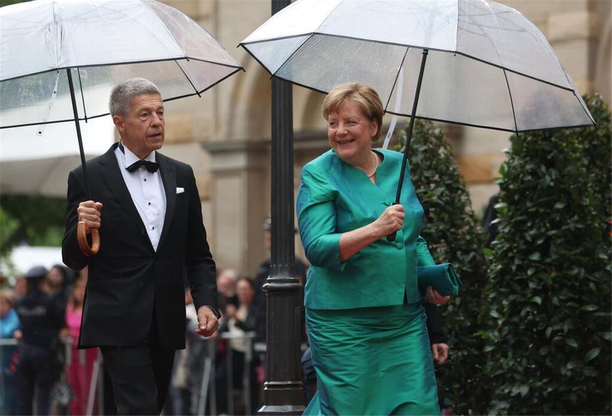 Im letzten Jahr mussten sich Angela Merkel und Ehemann Joachim Sauer auf den Weg ins Bayreuther Festspielhaus mit Regenschirmen schützen. (Archivfoto) 